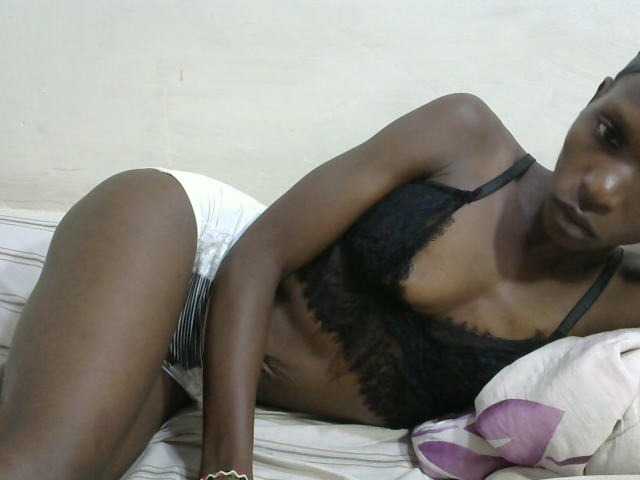 PrettyOne1 live cam on BongaCams