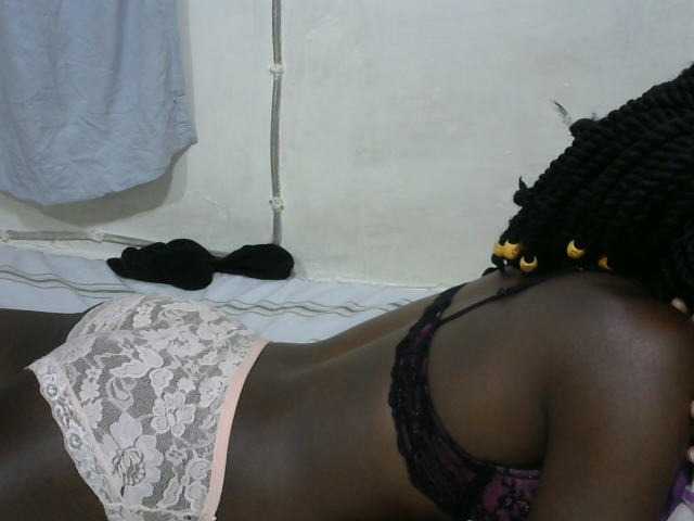 PrettyOne1 live cam on BongaCams