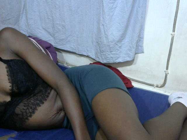 PrettyOne1 live cam on BongaCams