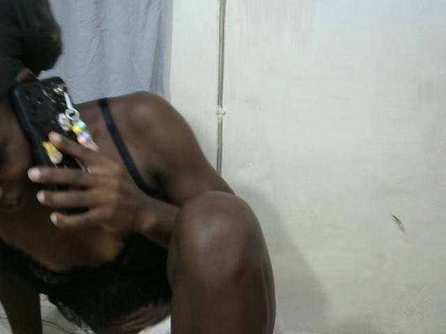 PrettyOne1 live cam on BongaCams