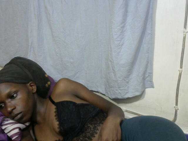PrettyOne1 live cam on BongaCams