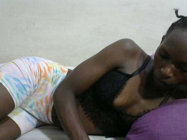 PrettyOne1 live cam on BongaCams