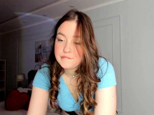 HoneyGlow live cam preview