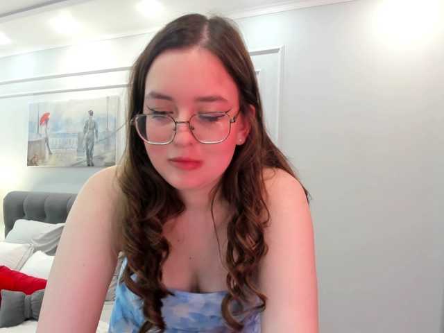 HoneyGlow live cam preview
