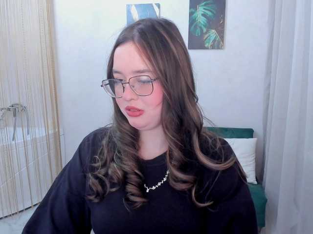 le modèle HoneyGlow est en webcam porno dans un show sur le site bongacams, il possède les tags suivants: White/Caucasian,Brunette,Shaved