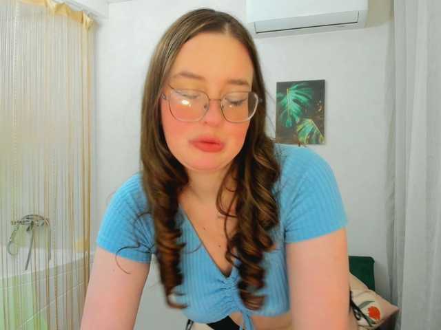 HoneyGlow live cam preview