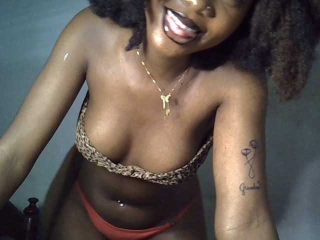 le modèle SpicyMackenzie1 est en webcam porno dans un show sur le site bongacams, il possède les tags suivants: Ebony,Brunette,Shaved