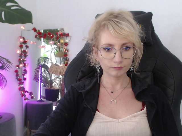 le modèle CinderellaMoon est en webcam porno dans un show sur le site bongacams, il possède les tags suivants: White/Caucasian,Blonde,Shaved