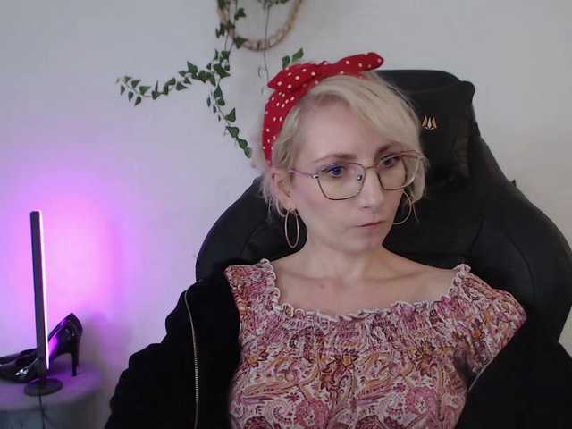 Chat with CinderellaMoon live cam