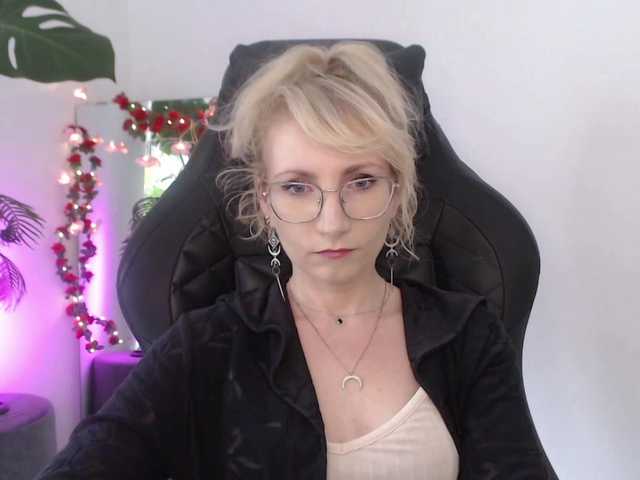le modèle CinderellaMoon est en webcam porno dans un show sur le site bongacams, il possède les tags suivants: White/Caucasian,Blonde,Shaved