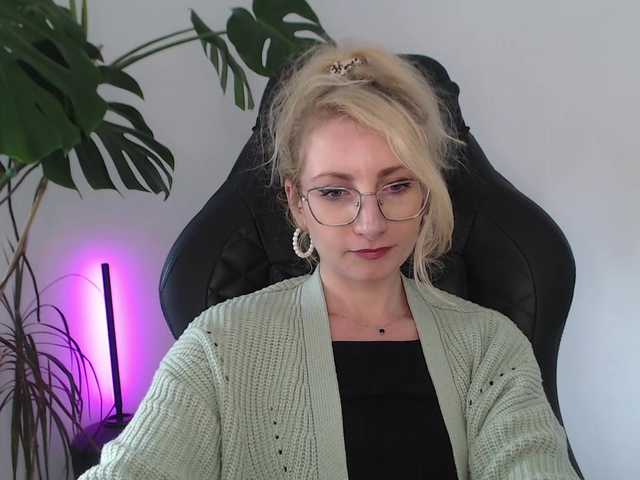 le modèle CinderellaMoon est en webcam porno dans un show sur le site bongacams, il possède les tags suivants: White/Caucasian,Blonde,Shaved