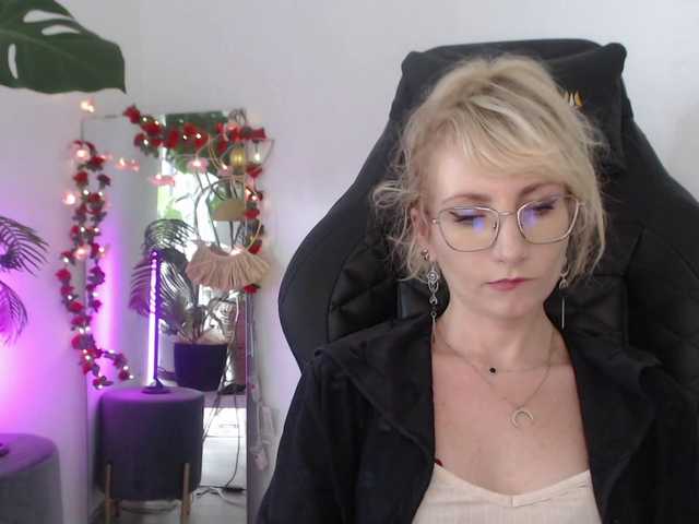 le modèle CinderellaMoon est en webcam porno dans un show sur le site bongacams, il possède les tags suivants: White/Caucasian,Blonde,Shaved