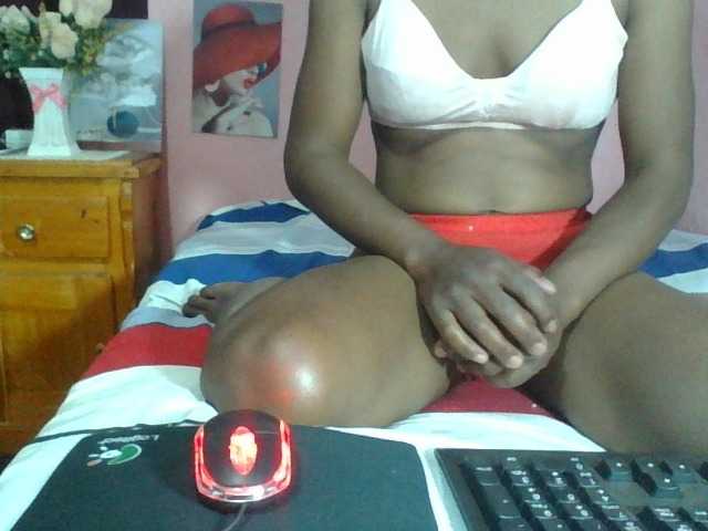 Raissa-Suan live cam on BongaCams