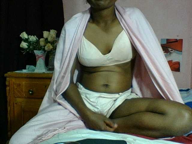Raissa-Suan live cam on BongaCams