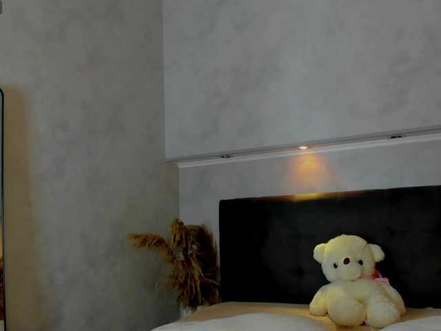 Emily-Lews live cam on BongaCams