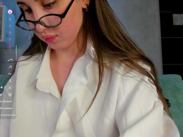 Emily-Lews live cam on BongaCams