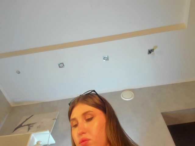 Emily-Lews live cam on BongaCams