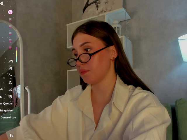 Emily-Lews live cam on BongaCams