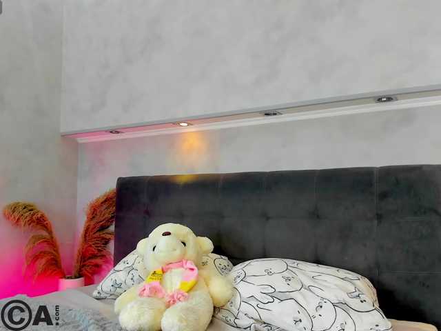 Emily-Lews's BongaCams show and profile
