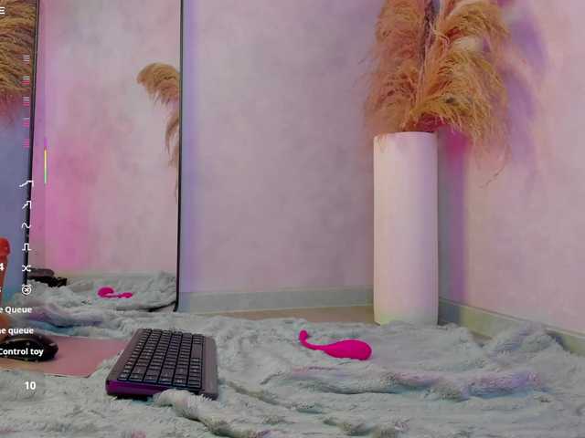 Emily-Lews live cam on BongaCams