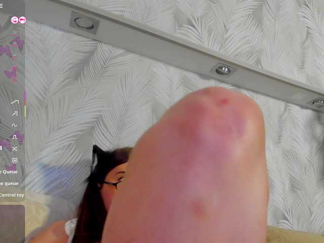 Emily-Lews live cam on BongaCams