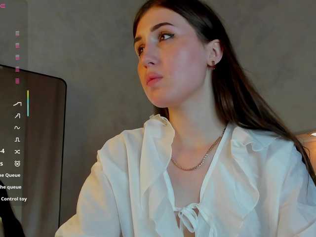 Emily-Lews live cam on BongaCams