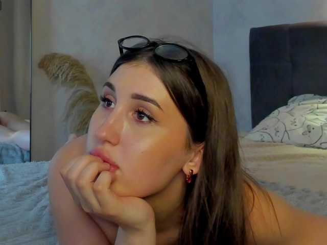 Emily-Lews live cam on BongaCams