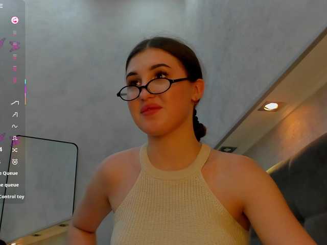 Emily-Lews live cam on BongaCams
