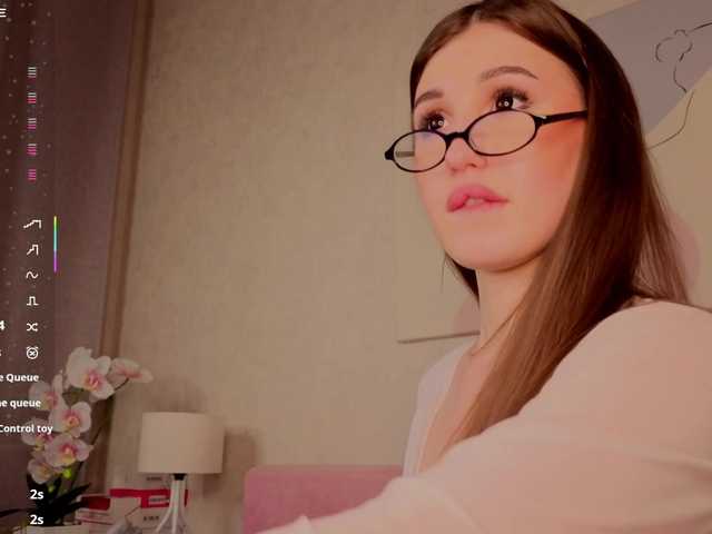Emily-Lews live cam on BongaCams