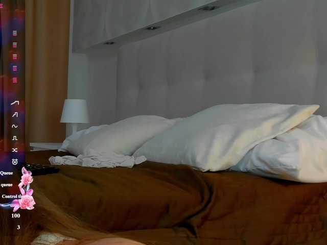 Emily-Lews live cam on BongaCams