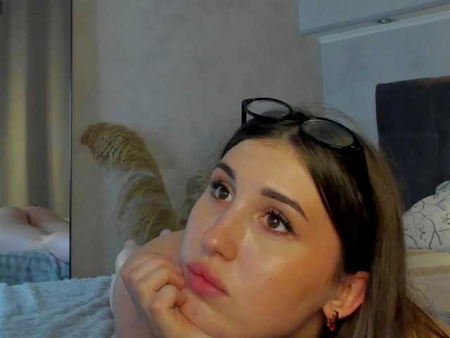 Emily-Lews live cam on BongaCams