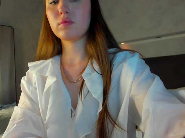 Emily-Lews live cam on BongaCams