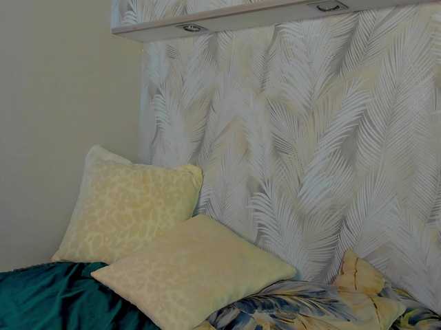 Emily-Lews live cam on BongaCams