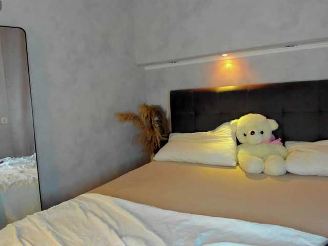 Emily-Lews live cam on BongaCams