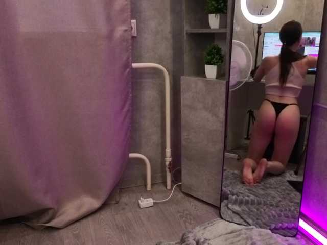 Emily-Lews live cam on BongaCams