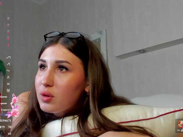 Emily-Lews live cam on BongaCams