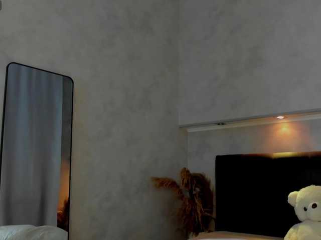 Emily-Lews live cam on BongaCams