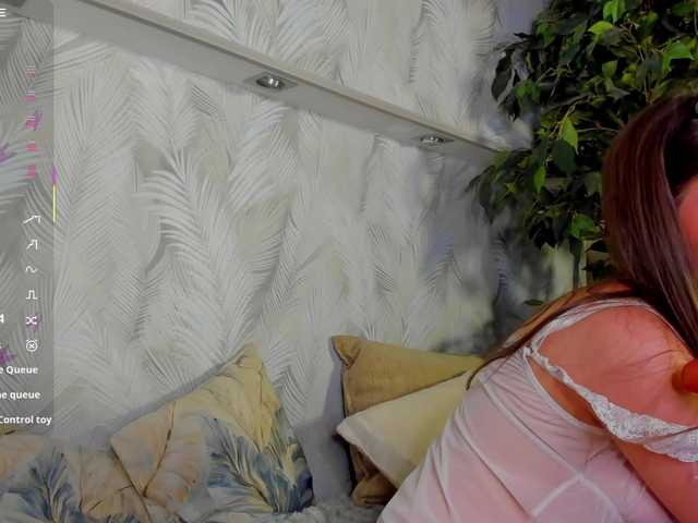 Emily-Lews live cam on BongaCams