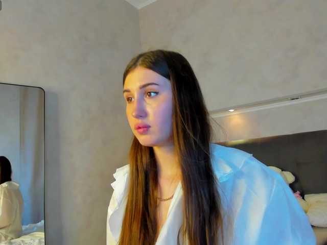 Emily-Lews live cam on BongaCams