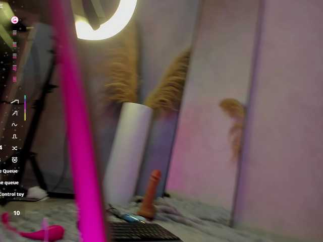 Emily-Lews live cam on BongaCams