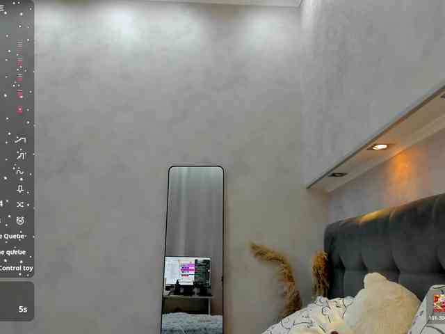 Emily-Lews webcam