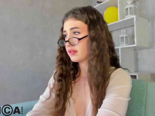 Emily-Lews webcam
