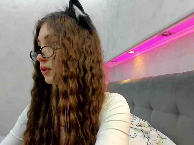 Emily-Lews webcam