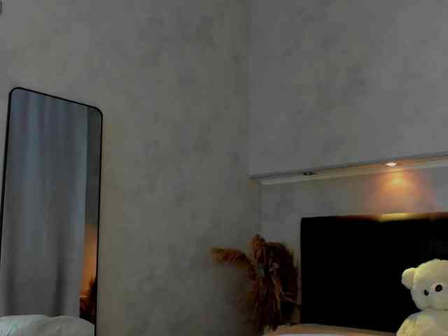 Emily-Lews webcam