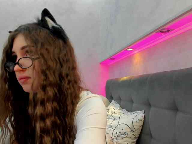 Emily-Lews webcam