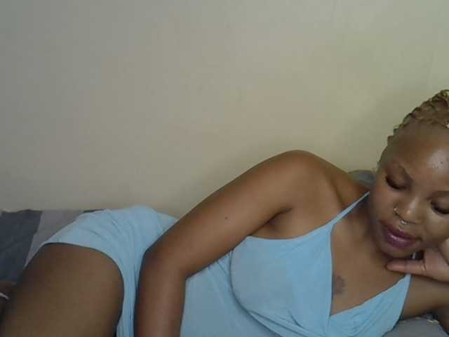 Saaxee live cam on BongaCams