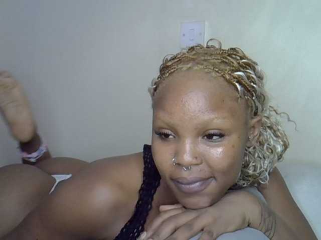 Saaxee live cam on BongaCams