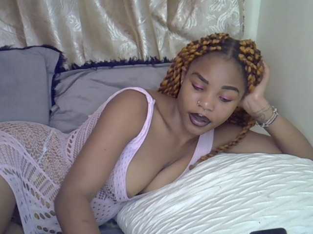 Saaxee live cam on BongaCams