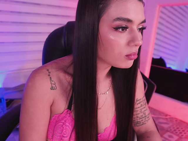 JulietteMoreau live cam on BongaCams