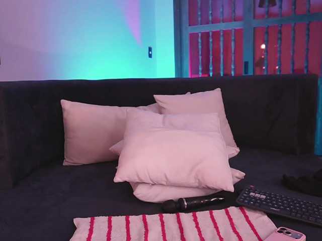 JulietteMoreau live cam on BongaCams